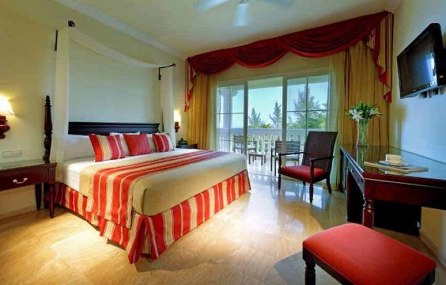 JUNIOR SUITE POOLSIDE